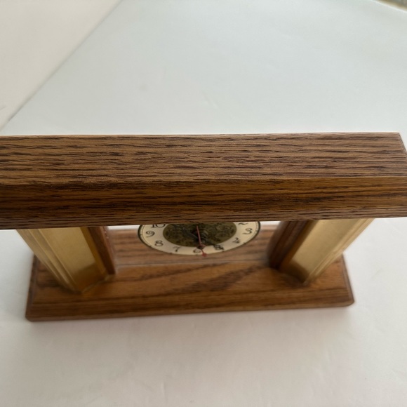 Batter operated mantle clock wood brass look - Picture 2 of 4